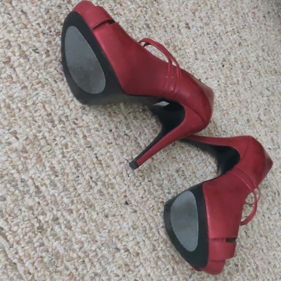 Heels - Picture 3 of 3